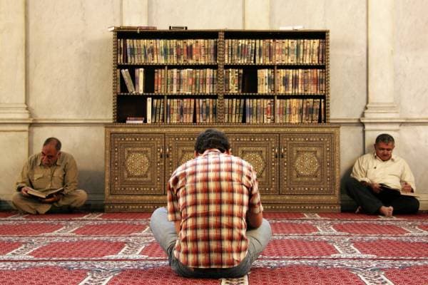 اعتکاف یعنی گوشه نشینی و عزلت و در اصطلاح، بریدن از خلق و نزدیک شدن به حق.